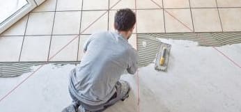 A padlóra átlósan lerakott csempék előnyei és hátrányai, a kiindulási pont meghatározása
