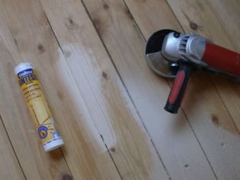 Hogyan lehet bezárni a réseket a padlón a deszka között, amikor javításra van szükség, és hogyan kell ezt megtenni