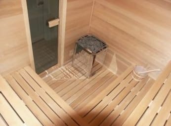 Szivárgó fapadló lefolyós fürdőben: az elrendezés elve és előnyei