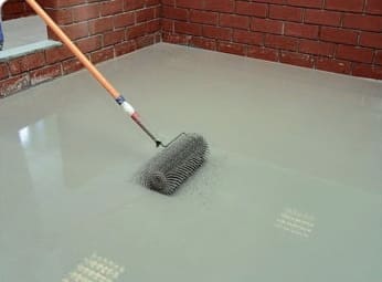Felület kiegyenlítése cementes önterülő padlóval, barkácsolás