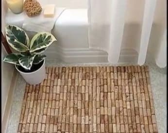Gyönyörű és praktikus szőnyeg készítése bordugókból a fürdőszobába