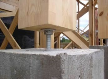 A rönk rögzítése a beton alaphoz és a fűrészáru pántokhoz, a fa kiválasztása