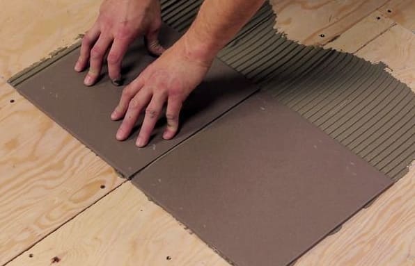 A kerámia padlólapok rétegelt lemez alapra történő lerakásának jellemzői