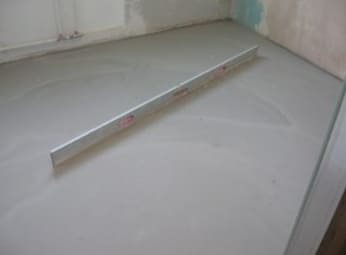 Hogyan történik a padló előkészítése kerámia burkolólapok lerakásához, a munka szakaszai