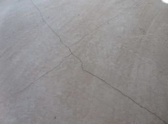 Amit a garázsban betonpadló borít, hogy működés közben ne porosodjon