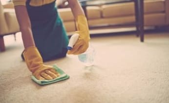 Hogyan tisztítsuk meg otthon a szőnyeget szokásos szódabikarbónával és ecettel?
