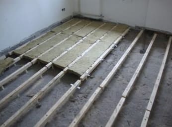 Hogyan lehet hangszigetelni a padlót a rönkökön a lakásban, mi szükséges ehhez