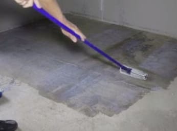 Egyszerű módja a padló kitöltésének önterülő keverékkel, lépésről lépésre