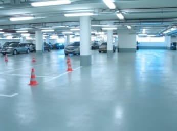 Mi a módszer a parkolásra szánt önterülő padlók elrendezésére
