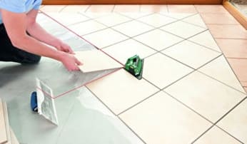 A csempe egyenetlen padlóra történő lerakásának árnyalatai, nehézségek és szakértői tanácsok