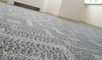 Milyen szegélylécek léteznek szőnyeghez, és hogyan kell őket helyesen felszerelni?