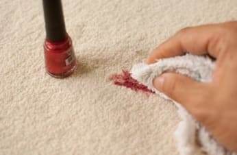Hatékony módszerek a körömlakk eltávolítására a szőnyegekről