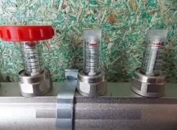 Az áramlásmérők típusai kollektorhoz a meleg padló kiegyensúlyozására több áramkörrel