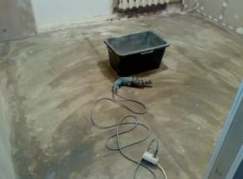Hogyan történik a padló előkészítése kerámia burkolólapok lerakásához, a munka szakaszai