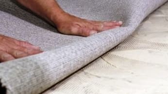 Lehet-e szőnyeget fektetni linóleumra, szerszámokat a munkához és a telepítéshez