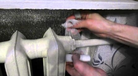 Hogyan javítsuk ki a szivárgást egy klasszikus öntöttvas radiátorban
