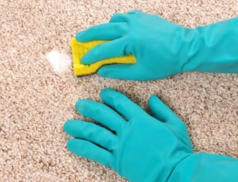 Hatékony módszerek a kellemetlen szagok eltávolítására a szőnyegekről otthon
