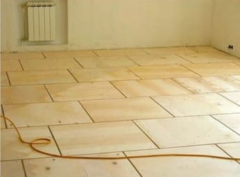 Hogyan lehet linóleumot fektetni egyenetlen padlóra, rétegelt lemez használatával, fektetéssel