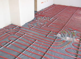 Lehetséges-e laminált meleg padlóra tenni: lépésről lépésre a telepítési munkákhoz