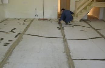 Hogyan készítsük elő a padlót a linóleum saját kezű lerakásához, lépésről lépésre