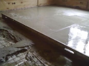 Töltőpadlók elrendezése fürdőben szigetelőréteggel, barkácsolási munkafázisok