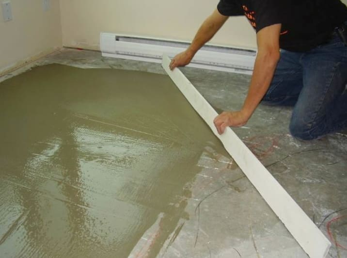 A laminált padló lerakása egy lakásban: lépésről lépésre