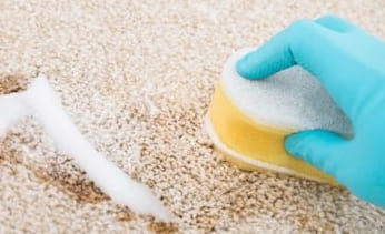 A szőnyeg megmentése, avagy hogyan lehet eltávolítani a foltot a gyurmáról a szőnyeg felületéről