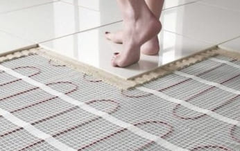 Mennyire praktikusak a csempék a hálószobában a padlóra fektetni: előnyei és hátrányai