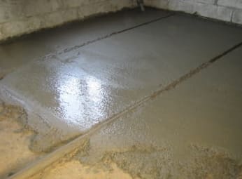 A padlók elrendezése a garázsban és a zúzott kő alap jellemzői bevonat formájában