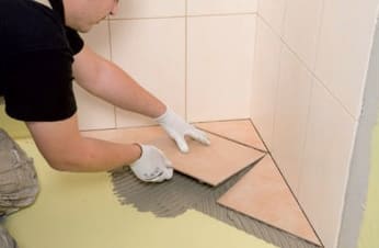 Csempe a fürdőszobában a padlón: hogyan válasszuk ki és hogyan fektessük le, megfelelő előkészítés, falazat típusai