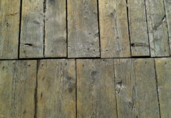 Hogyan cseréljük ki a korhadt padló rönkjét egy faházban