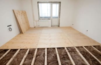 Hogyan lehet hangszigetelni a padlót a rönkökön a lakásban, mi szükséges ehhez