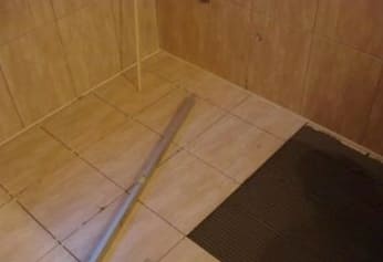 A csempe lerakása fapadlóra a fürdőszobában, csináld magad a munka lépései