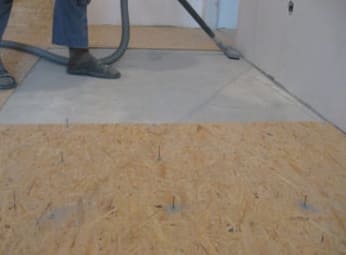 OSB lemezek szerelése fapadlóra padlók befejezéséhez - parketta és laminált