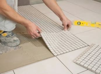 A mozaiklapok rácsra szerelésének technológiája: hogyan kell ragasztani a padlóra a fürdőszobában