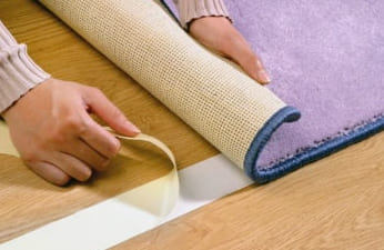 Lehet-e szőnyeget fektetni linóleumra, szerszámokat a munkához és a telepítéshez
