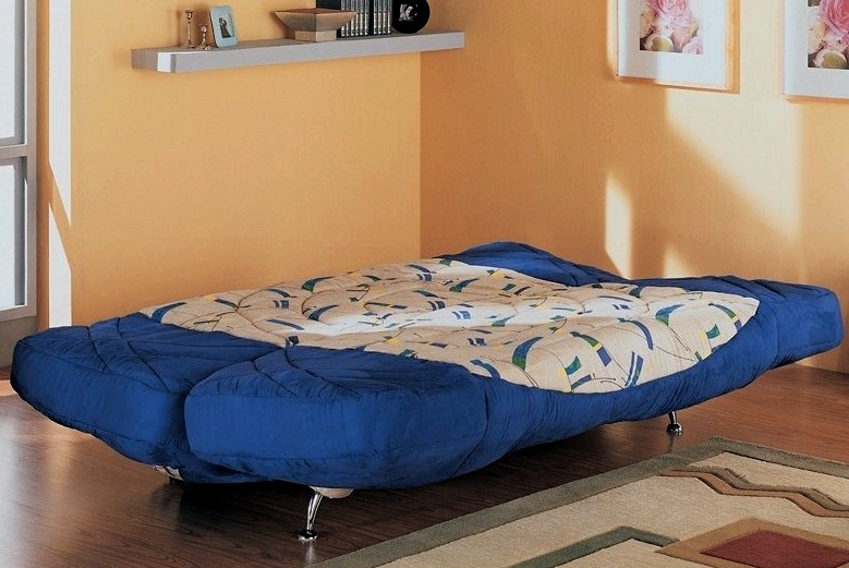 Kanapé a hálószobában ágy helyett: a tervek, töltőanyagok és szerelvények áttekintése