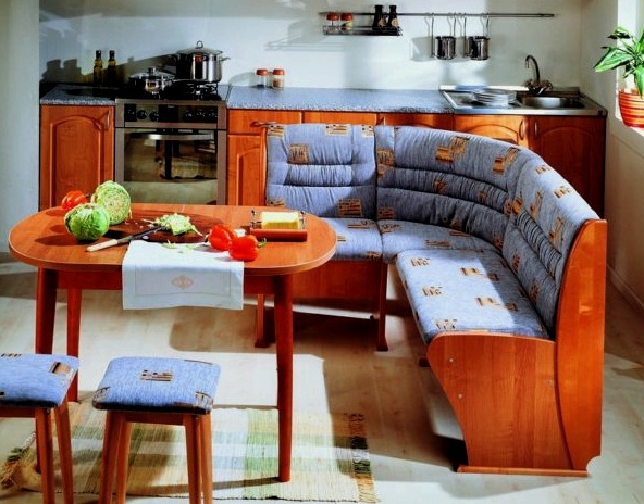 Kanapé a konyhában: hogyan válasszunk kényelmes és praktikus kárpitozott bútorokat