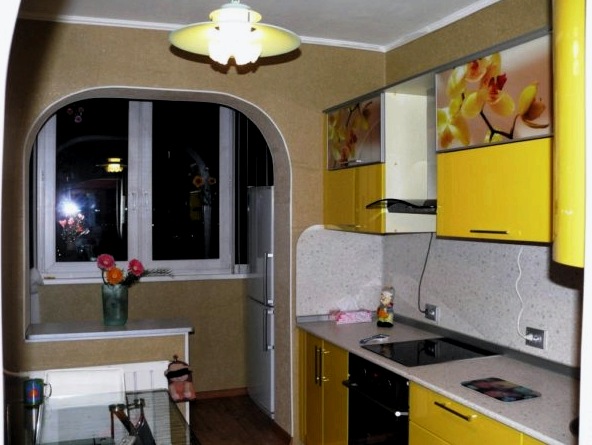 Egy kis konyha kialakítása Hruscsovban: fényképek a kis konyhák belsejéről és a hűtőszekrény felszerelésének lehetősége