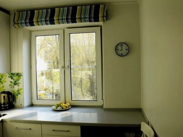 Kisméretű, ablakos konyha kialakítása: hogyan lehet egy ablakot díszíteni a tér növelése érdekében