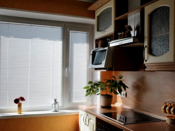 Kisméretű, ablakos konyha kialakítása: hogyan lehet egy ablakot díszíteni a tér növelése érdekében