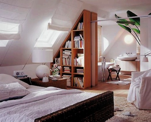 A tetőtérben lévő hálószoba kialakítása: az építés, a dekoráció és az elrendezés sajátosságai