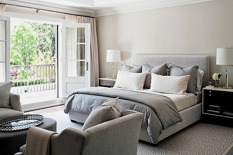 Hálószoba kialakítás világos színekben: vakító fehér és lágy bézs