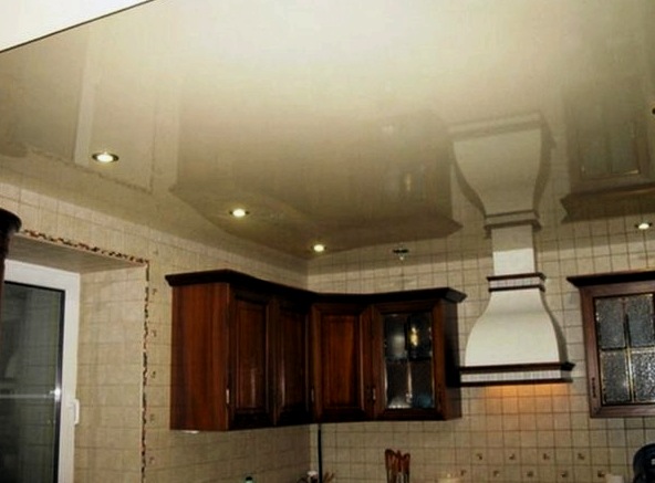 Faltervezés egy kis konyhában: hogyan lehet bővíteni a teret és kiválasztani a befejező anyagokat egy kis konyha falaihoz