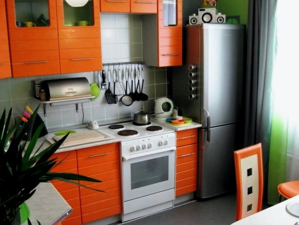 Egy keskeny kis konyha kialakítása: hogyan kell felszerelni egy hosszú, keskeny konyhát
