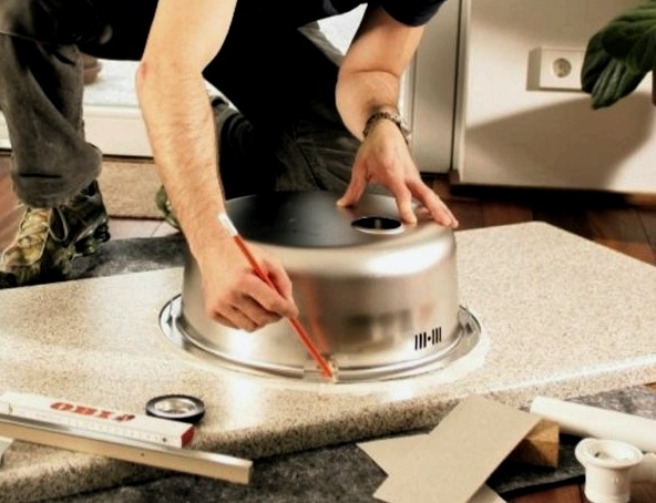 A konyhai mosogató önbeszerelése a munkalapba