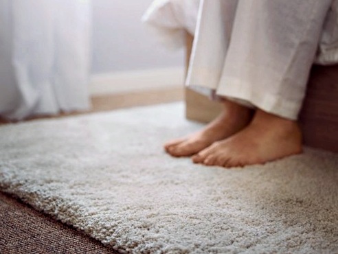 Hogyan válasszunk olyan éjjeli szőnyegeket a hálószobába, amelyek otthonosságot és kényelmet biztosítanak