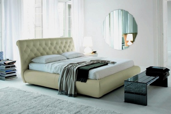 Hogyan álljon az ágy a hálószobában - különféle tippek a bútorok helyes elrendezéséhez