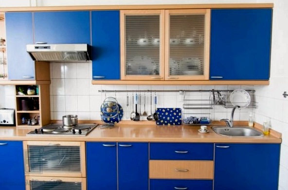 Hogyan szereljünk fel olcsón egy kis konyhát: egyszerű és olcsó tervezési ötletek