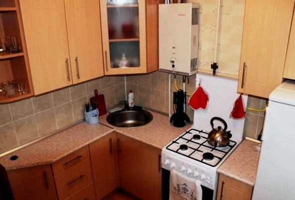 Hogyan kell felszerelni egy kis konyhát, ha a gázvízmelegítő nem illeszkedik a belső térbe: fotópéldák